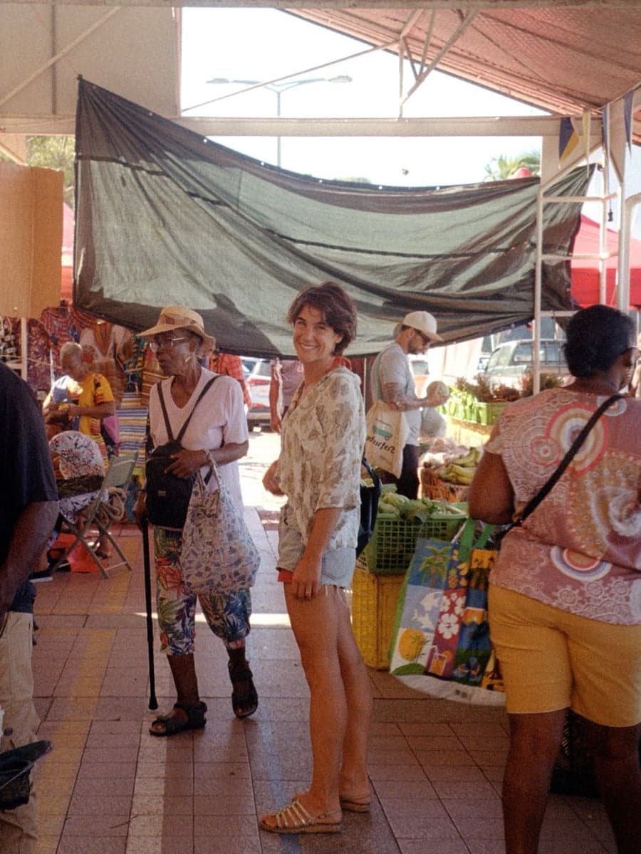 Margaux Cortier, souriante, au milieu d’un marché couvert