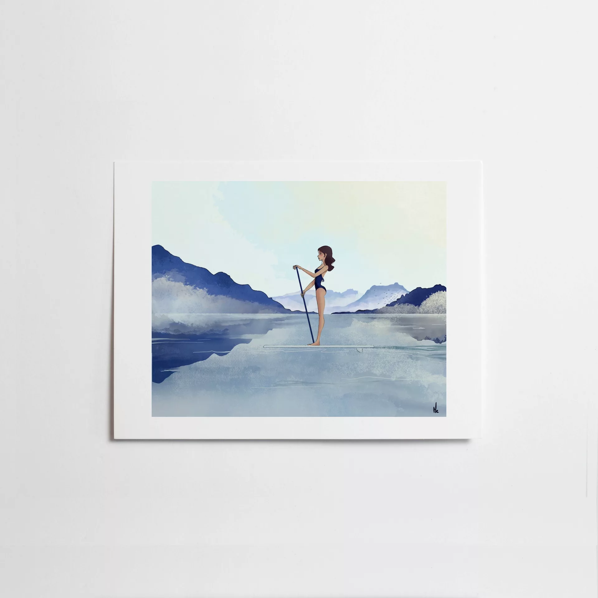 Fille au paddle sur lac